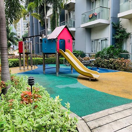 One Palm Tree Villas Condominium - Studio 10O With Balcony - Across Terminal 3 Airport Manille Extérieur photo
